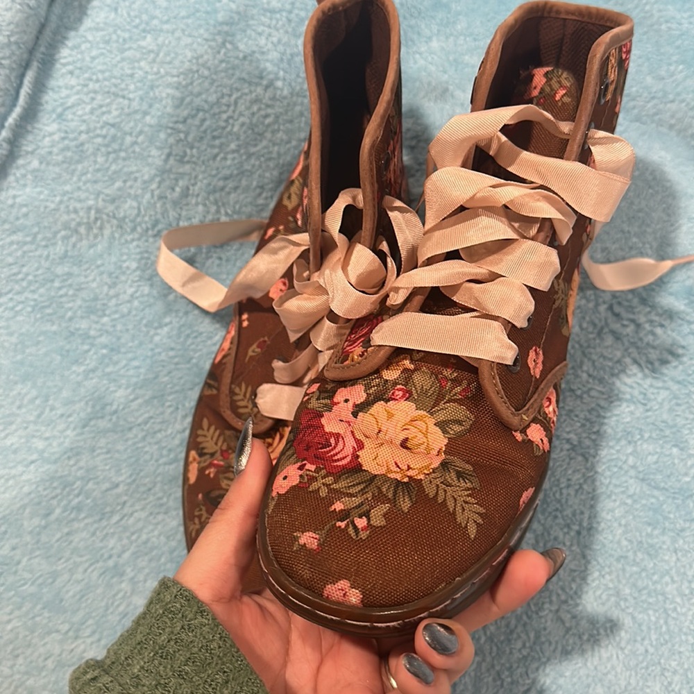 Dr. Martens Shoreditch Victorian Floral Boots - Picture 12 of 12
